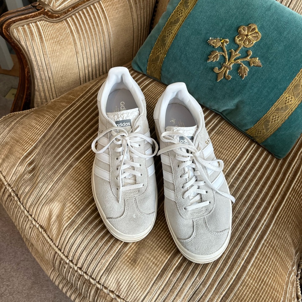 Adidas Gazelle in Neutral 9.5
Good used condition
Some marks - see photos